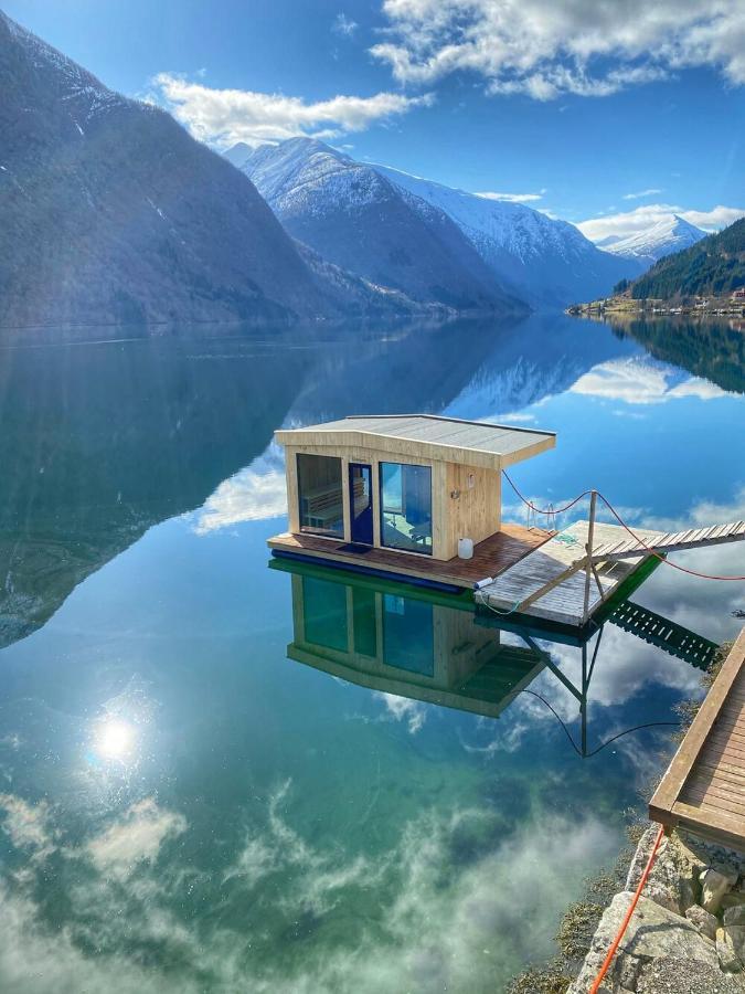 Cabin Alongside The Beautiful Fjaerlandsfjord Extérieur photo