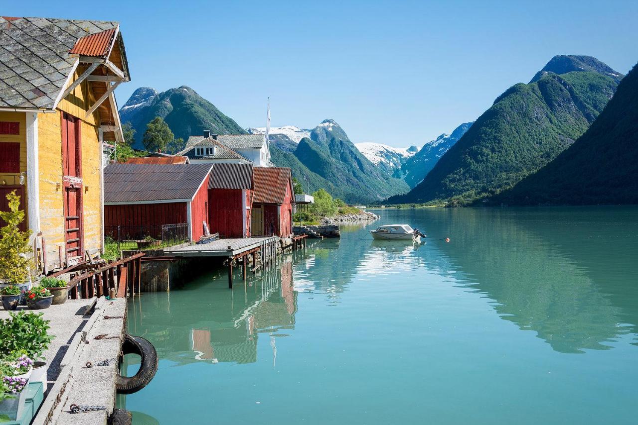 Cabin Alongside The Beautiful Fjaerlandsfjord Extérieur photo